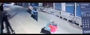सहारनपुर न्यूज़: चोरों का बेखौफ अंदाज—हाथ में तमंचा लिए CCTV में कैद, ज्वैलर्स से डेढ़ किलो चांदी पर हाथ साफ